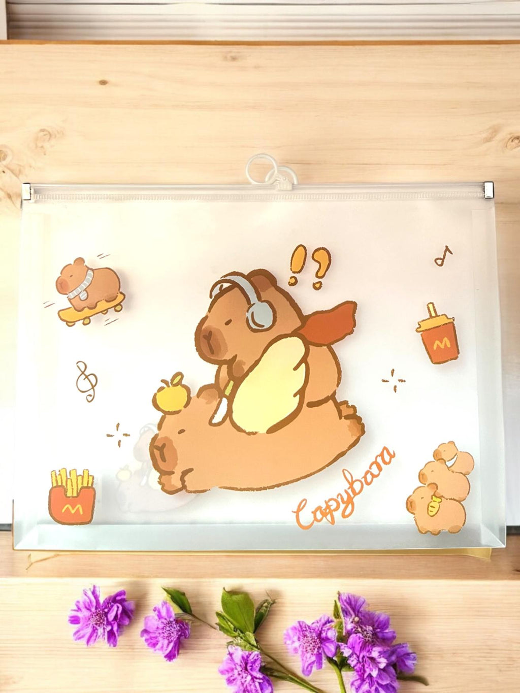 CARPETA ZIPPER CAPYBARA